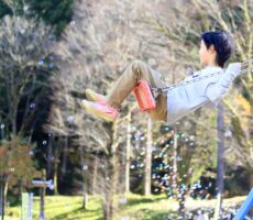 作品No:218 シャボン玉のイルミネーション<br><br>シャボン玉が光に照らされて、木を彩るイルミネーションのようでした。<br />
来月はクリスマス。<br />
クリスマスツリーのイルミネーションが見れたようで嬉しくなりました。<br />
きっと、ブランコからの眺めは最高だったね。<br><br>