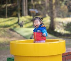 作品No:219　やっほー！<br><br>大好きな土管、何度も身体を小さくしては大きくなって、顔を出してはキャハハ〜と笑って楽しんでいます😄<br />
この土管で「きいろ」「あか」「みどり」を覚えました！<br><br>