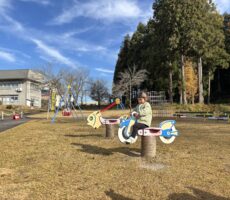作品No:220 1番のり<br><br>空気の澄んだ秋晴れの日、一番乗りで公園に。<br />
作業されてる係の方たちを横目に<br />
早くブーブ乗りたいねえといいながら<br />
遊具に乗っている姿です。<br><br>