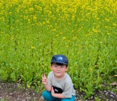 作品No:222 菜の花でポーズ<br><br>菜の花満開の中で笑顔も満快でーす♡<br><br>