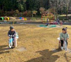 作品No:223 大好きな場所<br><br>桂公園最終日。早くいこー!と朝早くから出発。<br />
寒くても手袋に帽子があれば大丈夫!いつも優しいスタッフさんたちありがとうございました。<br />
また来年楽しみにしています!<br><br>