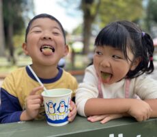 作品No:225　遊んだ後のかき氷はうまい！<br><br>たくさん遊んだ後は、かき氷がうまい！<br />
ベンチがちょっとした机代わりにもなって、食べやすいことを発見✌️<br><br>