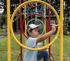 作品No:226 ぼくはシールアーティスト⭐︎<br><br>たくさん遊んだ遊具に、シールをぺたぺた⭐︎<br />
真剣な眼差しです!<br><br>