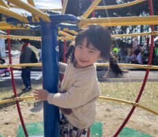 作品No:227　きょうはできた！<br><br>前に来たときは怖がって乗れなかった遊具。<br />
今日は自分から「やってみる！」と言って、何度も挑戦していました。<br />
成長が感じられた、忘れられない一枚です。<br />
<br><br>