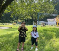 作品No:229 猛暑日。日陰でひと休み。<br><br>暑かった今年の夏。<br />
外で遊びたいけど…そんな子どもたちの想いに応えてくれるかのような公園。<br />
大きな木の下の日陰でひと休み。<br />
今年の夏は日陰に助けられました。<br><br>