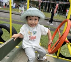 作品No:233　ぴーぴー バックします！<br><br>車が大好きな息子が1番お気に入りになったJeep<br />
見事なハンドル捌きでバッチリカメラ目線もくれました📷✨<br />
<br><br>