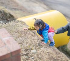 作品No:237 よいしょよいしょ<br><br>なんでも挑戦の年齢の娘、<br />
桂公園で遊んでいくうちにこんなところも登れるようになりました!<br />
両手両足でしがみつき、どんどん登る娘...もうすぐママの手もいらなくなりますね🥹🩷<br><br>