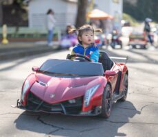 作品No:238　人生初！運転！<br><br>なかなかないラジコンカー！桂公園でデビューしました！<br />
自分で運転している気分にもなれて、大満足！<br />
はじめは緊張していましたが、近くを歩く方に「運転上手ね〜」なんて言われてご満悦の様子でした😅✨<br />
気に入って、何回も乗りました！<br><br>