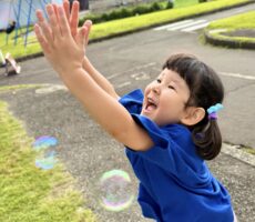 作品No:239　つかまえた！<br><br>嬉しそうに口を大きく開けて「つかまえた！」<br />
「あ！またつかまえた！あー！とんでった！」<br />
飽きもせずずっとシャボン玉と追いかけっこ笑<br />
このマシン、我が家にもほしいです！！🤣<br><br>