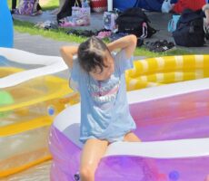 作品No:247 じゃまなのよね〜<br><br>長い髪の毛を束ねる仕草が一丁前な5才❣️<br><br>