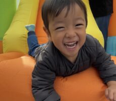 作品No:248　やっふー！！！<br><br>1人で登れるようになるとどんどん滑っていました。<br />
最高！楽しい！時間でした。<br><br>