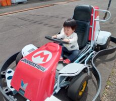 作品No:251　しゅっぱーつ！<br><br>運転手になりきって、はりきって号令かけてます！<br><br>