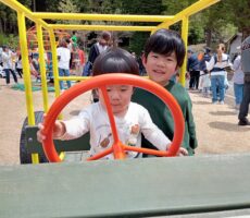 作品No:252　ボクが運転するんだからねっ！<br><br>ゴーカートや電動カートなど、楽しい遊びがいっぱいで素敵な公園ですね✨<br />
楽しんでいる余裕（？）からか、弟がハンドルを握っても笑顔で待てたお兄ちゃんもエラかった！<br><br>